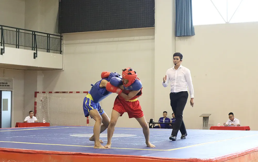 Các võ sĩ tranh tài ở nội dung tán thủ. Ảnh: THANH TÙNG 