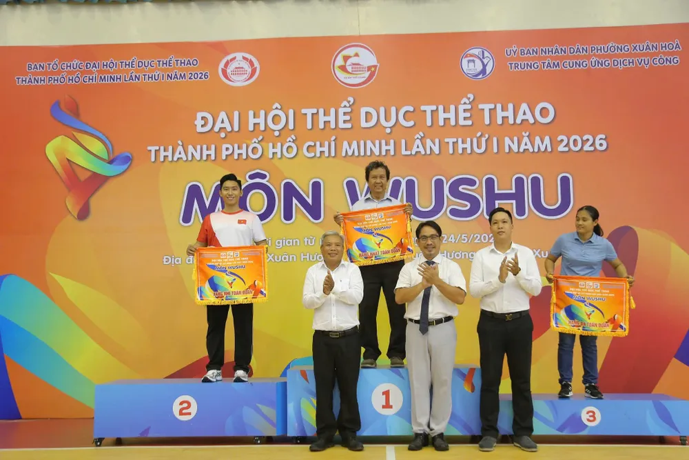 BTC trao cờ toàn đoàn cho các đơn vị đạt thành tích 