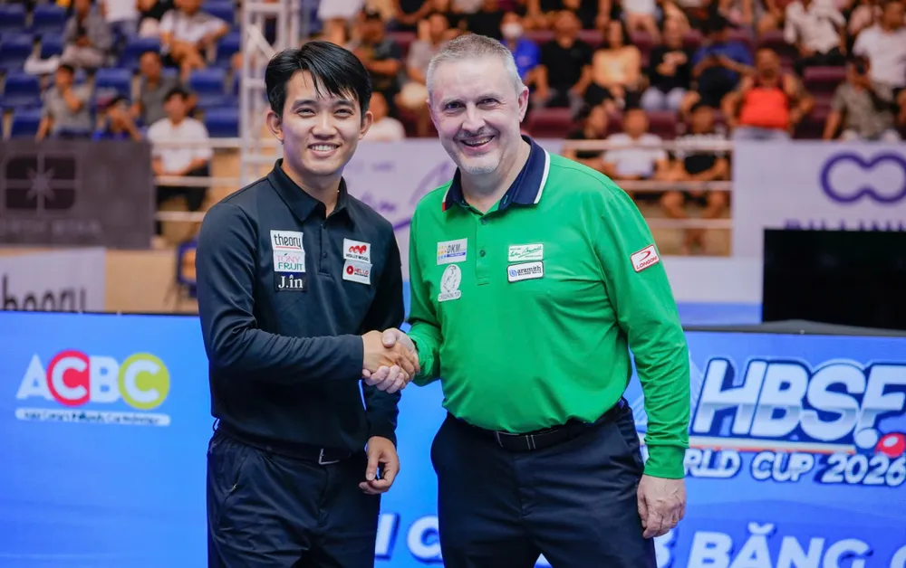 Frederic Caudron (phải) đánh bại Chiêm Hồng Thái để lên ngôi vô địch. Ảnh: Phong Lê