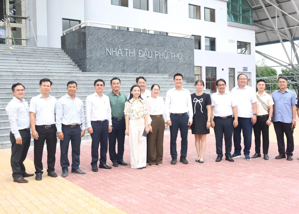 Đoàn khảo sát Ban Tuyên giáo và Dân vận Thành ủy TPHCM tại Nhà thi đấu TDTT Phú Thọ. Ảnh: THANH TÙNG 