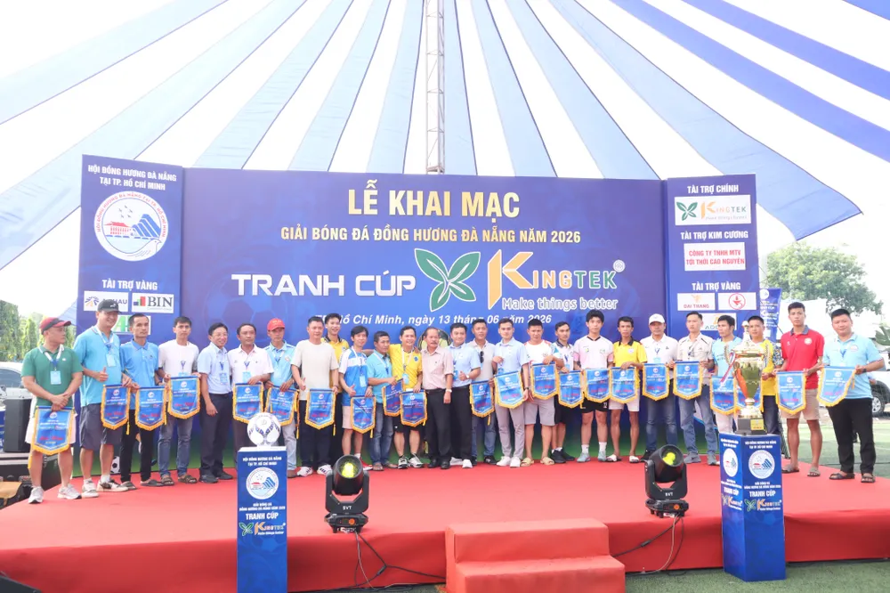 Đại diện 23 đội tham dự nhận cờ lưu niệm từ Ban tổ chức. Ảnh: THANH TÙNG 