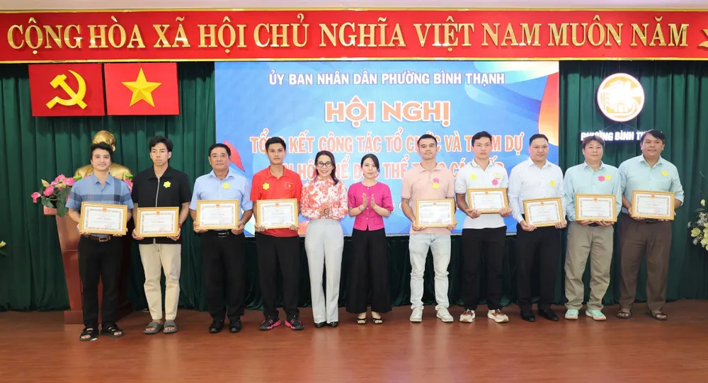 Lãnh đạo phường Bình Thạnh trao khen thưởng đến các đội, cá nhân đạt thành tích 