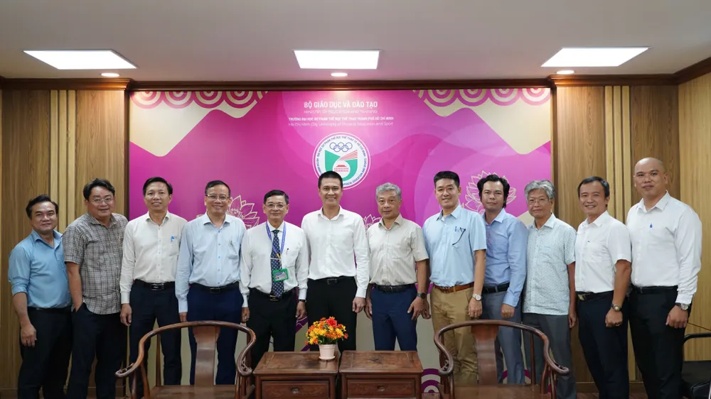 Đoàn khảo sát cùng đại diện nhà trường trong buổi làm việc