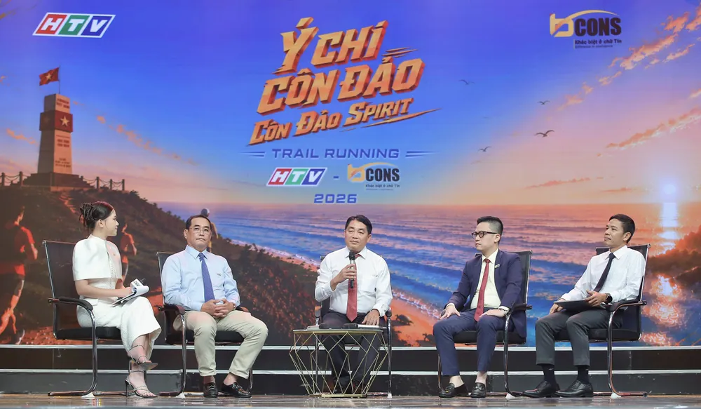 Đại diện Ban tổ chức thông tin về giải chạy. Ảnh: DŨNG PHƯƠNG 