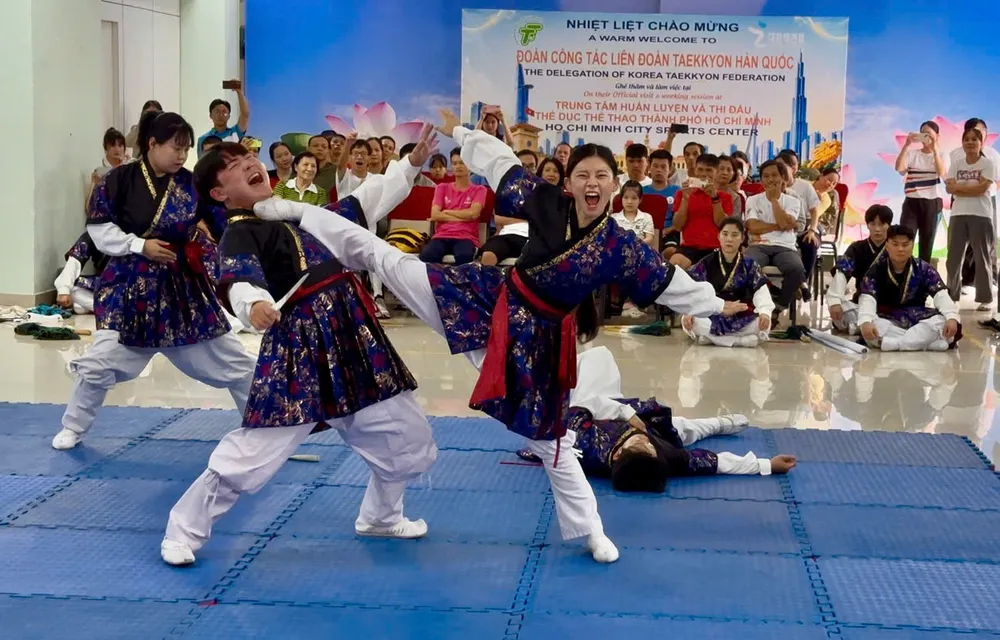 Các VĐV từ Liên đoàn Taekkyon Hàn Quốc biểu diễn giao lưu tại Trung tâm Huấn luyện và Thi đấu TDTT TPHCM. Ảnh: Phúc Lê