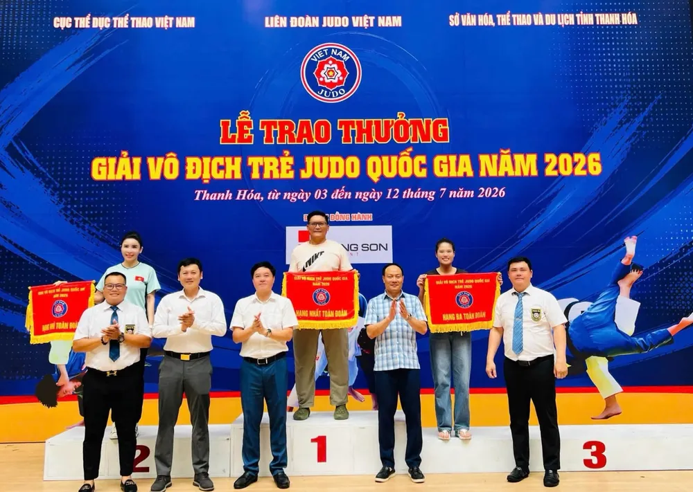 Đại diện Ban tổ chức trao cờ toàn đoàn cho các đơn vị đạt thành tích cao. Ảnh: Đại Nghĩa