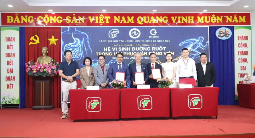 Các đơn vị ký kết biên bản ghi nhớ hợp tác phối hợp triển khai dự án. Ảnh: THANH TÙNG 