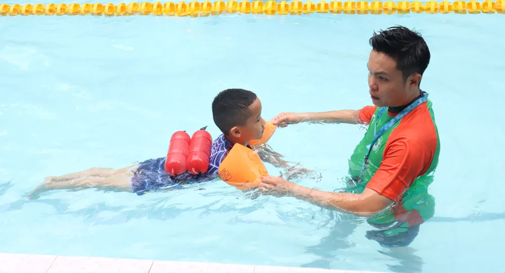 Trẻ em được phổ cập bơi miễn phí tại CLB Nguyễn Bỉnh Khiêm. Ảnh: THANH TÙNG 