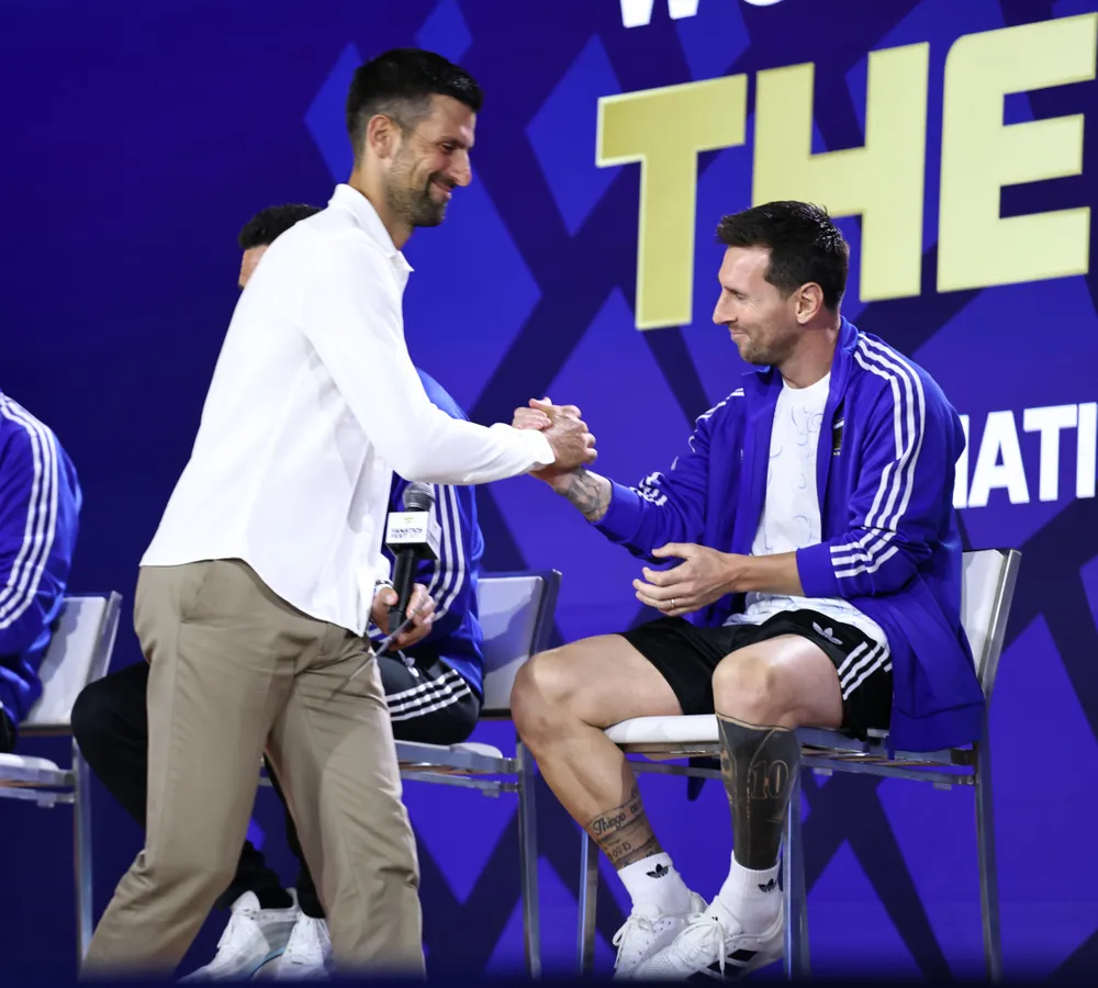 Novak Djokovic gặp và giao lưu với Lionel Messi trước thềm trận chung kết World Cup ở New York. Ảnh Trung Nghĩa