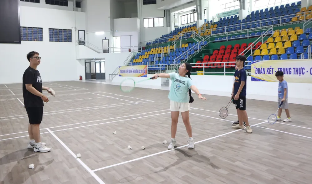 Một buổi tập ở lớp cầu lông miễn phí tại phường Cầu Kiệu. Ảnh: THANH TÙNG 