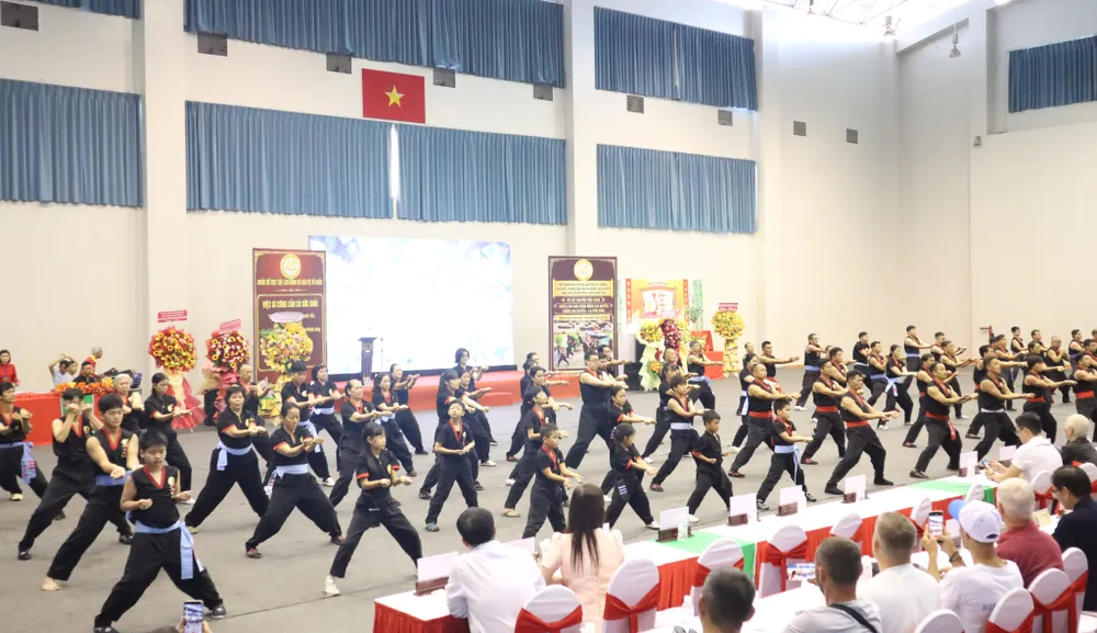 Các võ sinh môn phái Hồng Gia Quyền đồng diễn trong lễ kỷ niệm. Ảnh: THANH TÙNG 