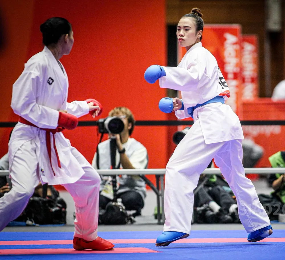 Nguyễn Thị Diệu Ly (phải) giành HCĐ kumite hạng -68kg nữ. Ảnh: TAM NINH 