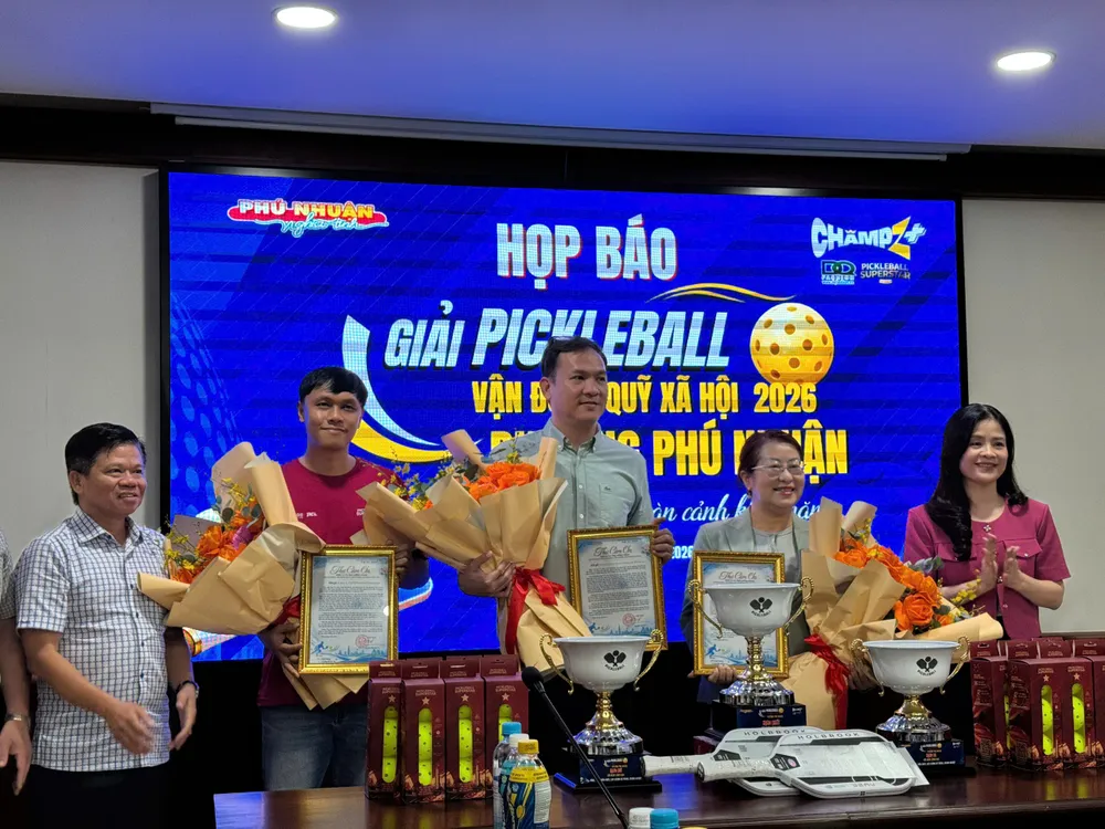 Ban tổ chức giải Pickleball gây quỹ xã hội phường Phú Nhuận năm 2026 trao hoa cảm ơn các đơn vị đồng hành, tài trợ giải. Ảnh: DŨNG PHƯƠNG 