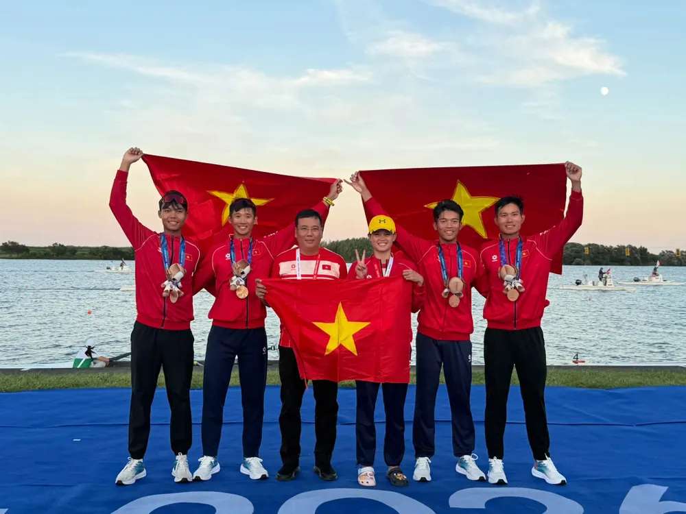 Các tay chèo rowing TPHCM giành 2 HCĐ ASIAD 20. Ảnh: ĐỨC TÂN