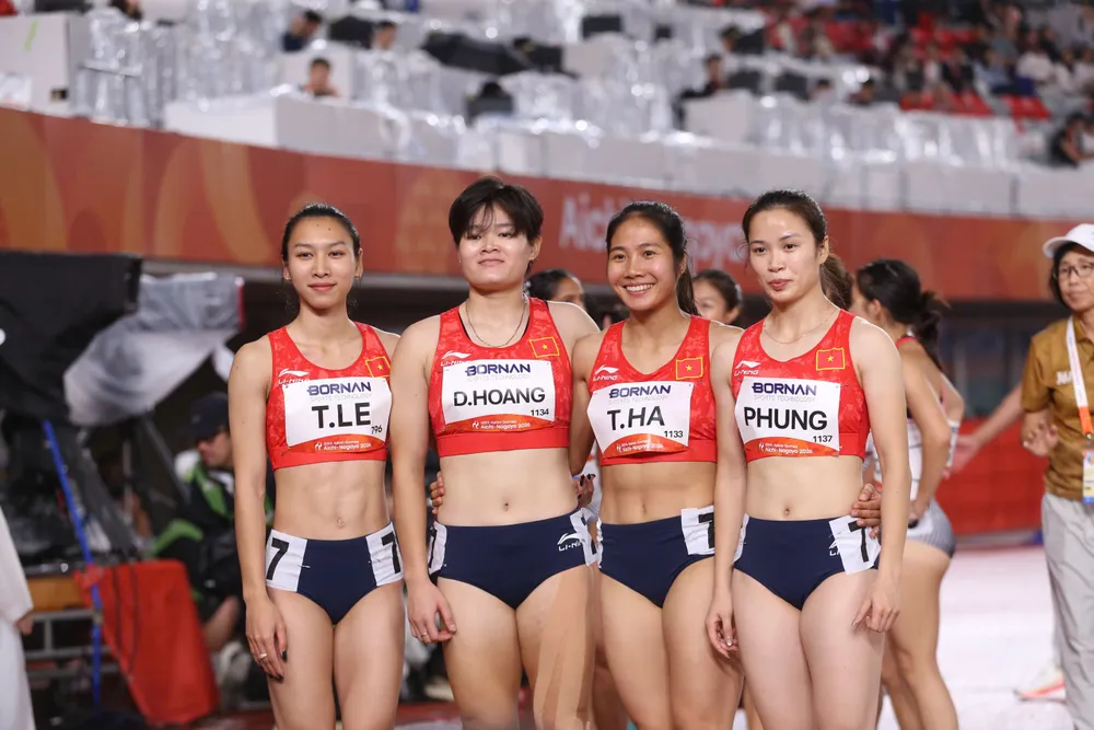 Đội hình điền kinh Việt Nam nội dung 4x100m nữ giành vé vào chung kết. Ảnh: TAM NINH