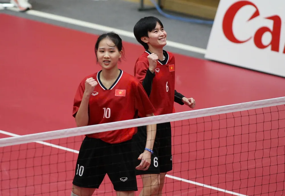 Đôi nữ cầu mây Việt Nam giành quyền vào chung kết. Ảnh: TAM NINH