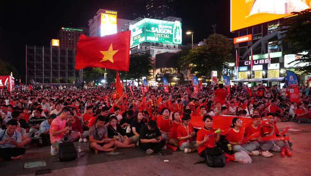 Người hâm mộ xem các trận đấu của đội tuyển Việt Nam tại Phố đi bộ Nguyễn Huệ