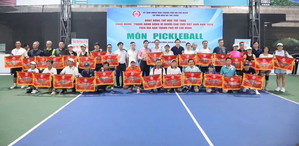 Ban tổ chức trao cờ lưu niệm cho các đội tham dự môn pickleball. Ảnh: THANH TÙNG 