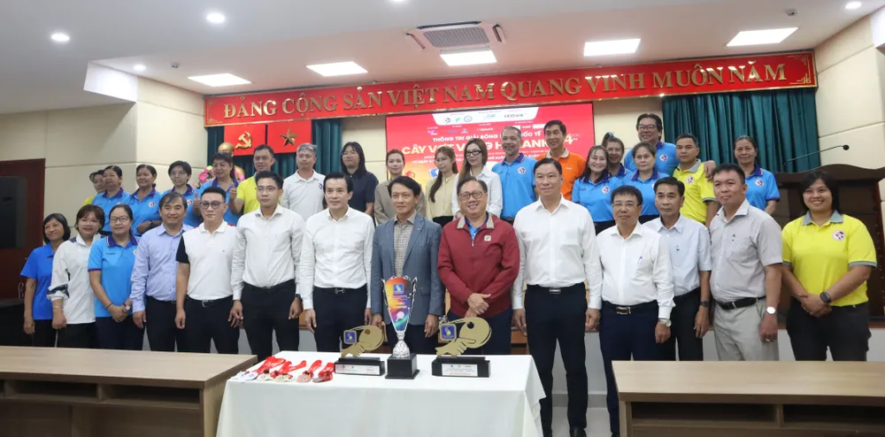 Ban tổ chức, đại diện các tổ chuyên môn và nhà tài trợ giải bóng bàn quốc tế Cây vợt vàng 2026 tại buổi giới thiệu thông tin. Ảnh: THANH TÙNG 