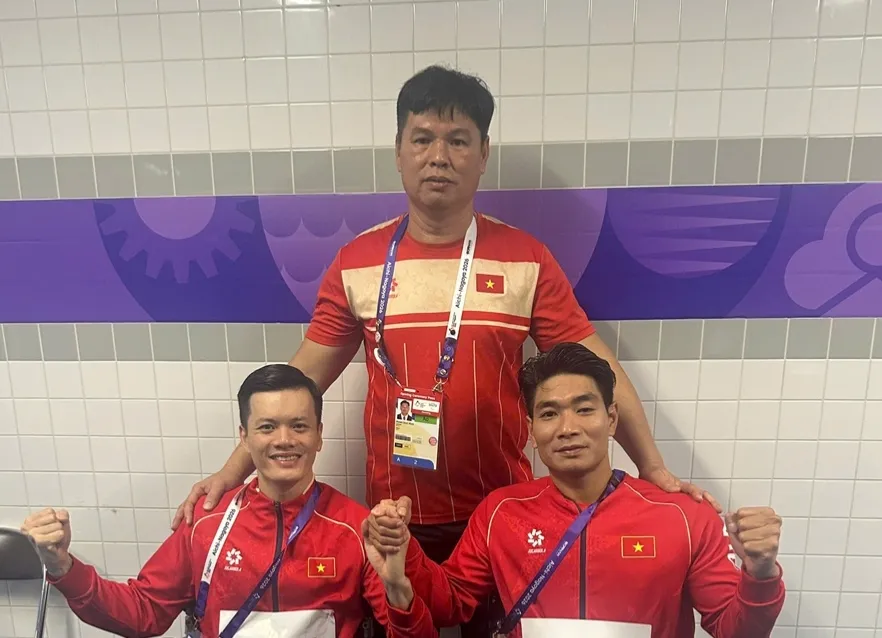 Kình ngư Đỗ Thanh Hải (phải) giành HCV tại Asian Para Games 2026. Ảnh: H.T