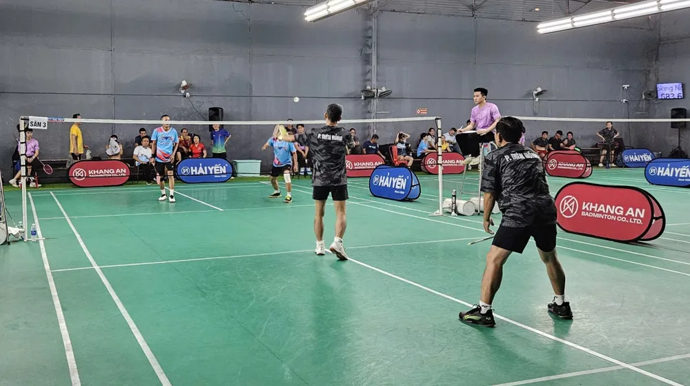 Các VĐV tranh tài sôi nổi tại giải cầu lông hưởng ứng Tháng hành động vì người cao tuổi Việt Nam. Ảnh: THANH TÙNG 