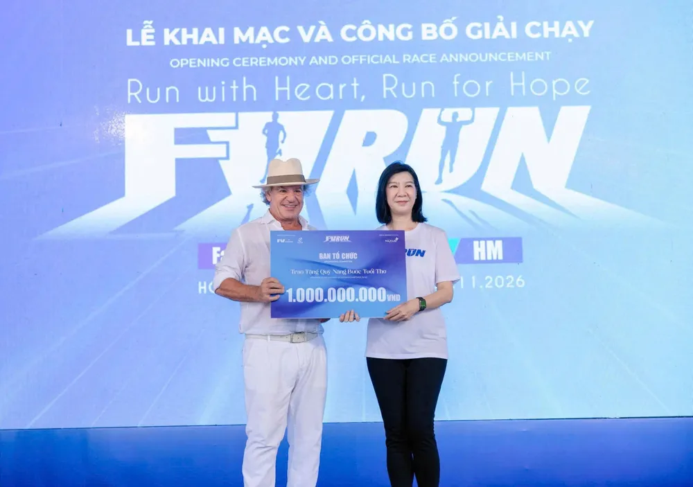 Đại diện FV trao tặng 1 tỷ đồng cho Quỹ từ thiện "Nâng bước tuổi thơ". Ảnh: BTC