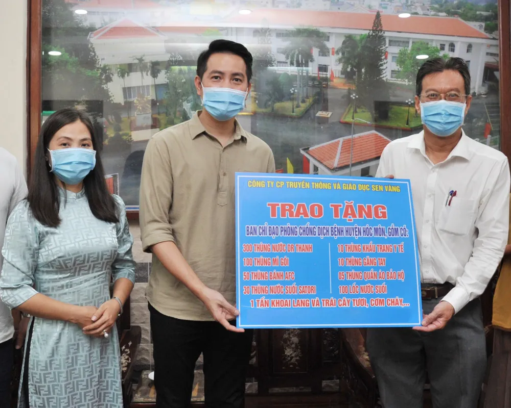 Trao tặng nhu yếu phẩm phòng chống dịch Covid-19  ảnh 2