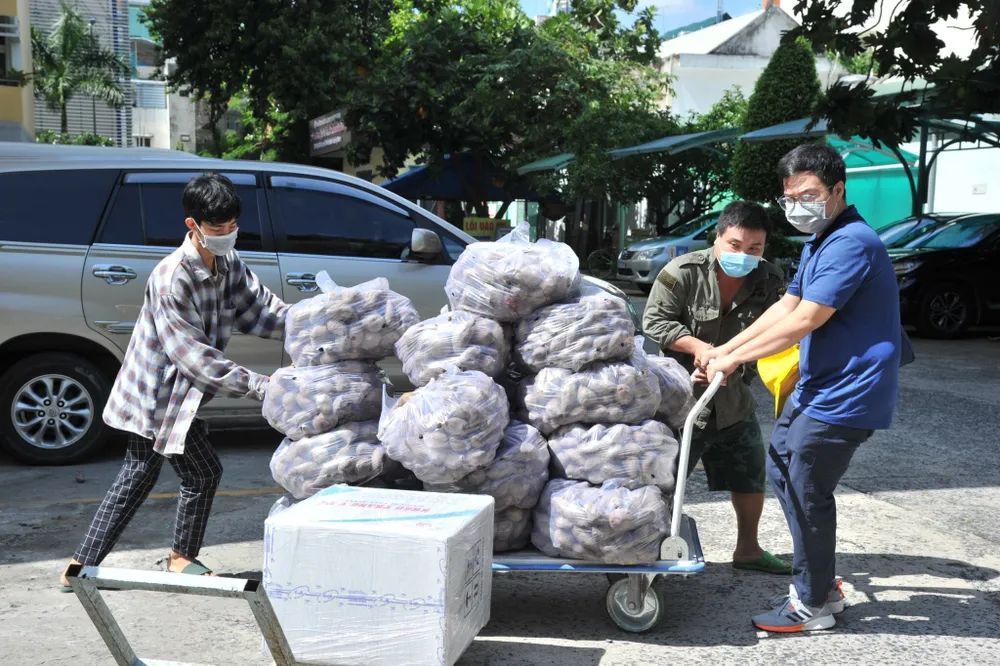 Trao tặng nhu yếu phẩm phòng chống dịch Covid-19  ảnh 3