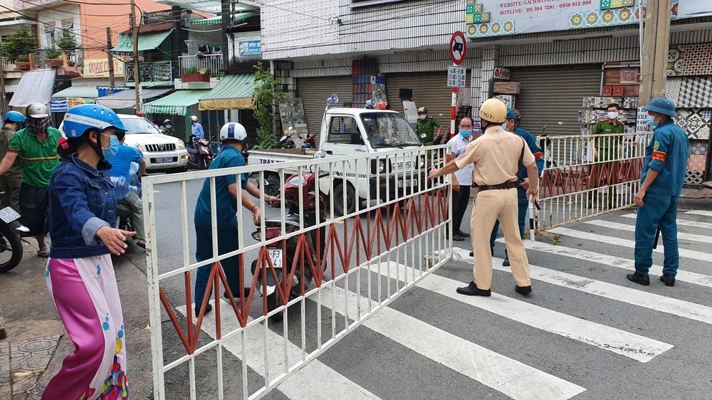 Lực lượng chức năng phong tỏa đường Hồ Văn Đại