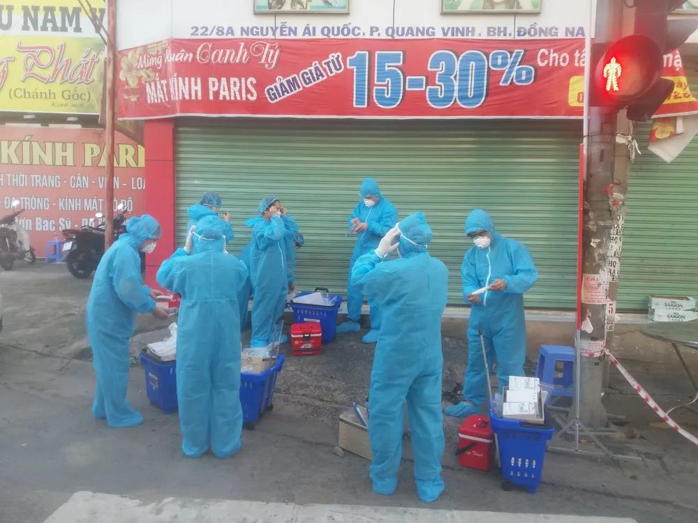 Đồng Nai lấy 620 mẫu xét nghiệm Covid-19 cho các hộ dân và nhân viên phục vụ khu vực cách ly ảnh 1