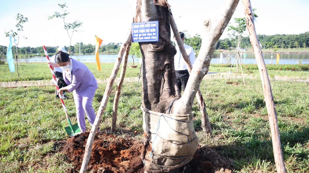 Bình Phước: Khánh thành công viên Hồ Suối Cam và tổ chức trồng cây nhớ ơn Bác Hồ ảnh 1