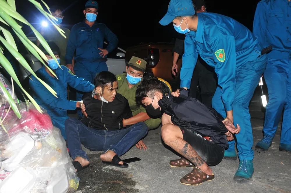 Truy đuổi 2 đối tượng trốn khai báo y tế, phát hiện tàng trữ ma túy ảnh 1