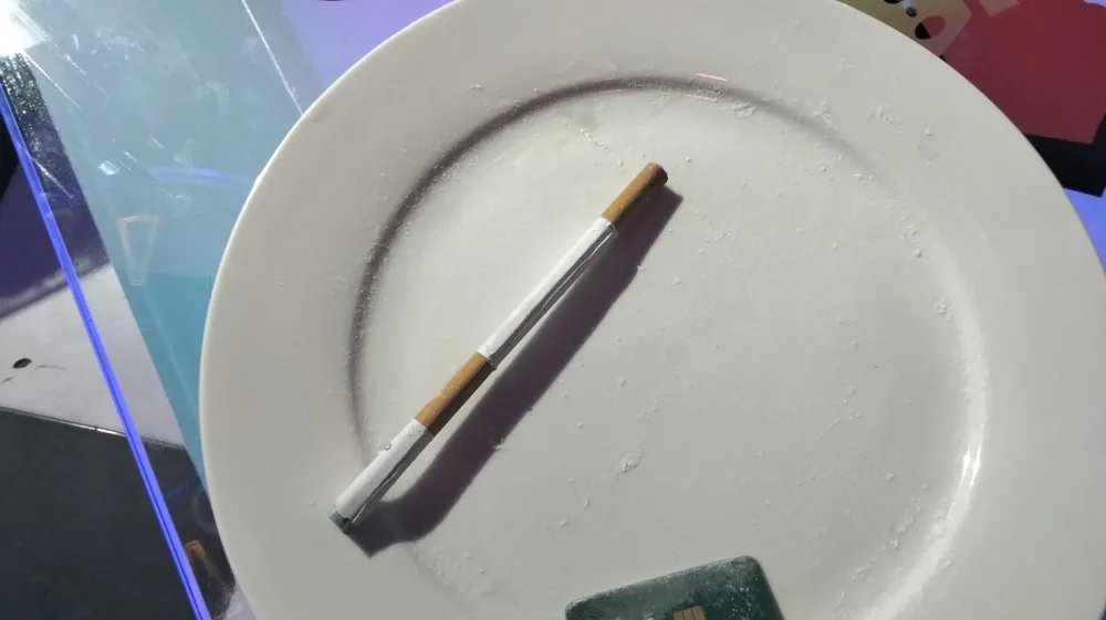 Bắt quả tang 10 nam nữ “bay lắc” trong quán karaoke ở Bình Phước ảnh 2