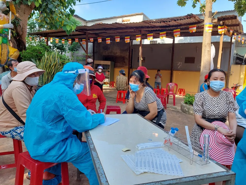 Bình Phước: Tạm dừng thu phí, không kiểm tra giấy xét nghiệm đối với tài xế lưu thông nội tỉnh ảnh 1