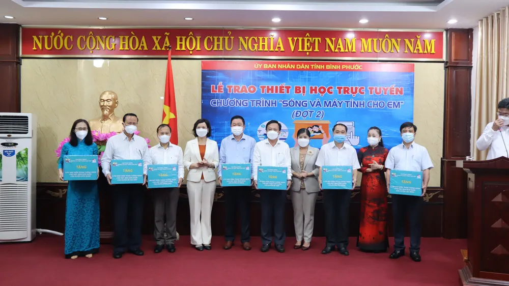 Bình Phước: Trao 10.000 điện thoại di động theo chương trình “Sóng và máy tính cho em” ảnh 1