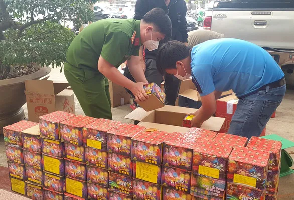 Bình Phước: Bắt 4 đối tượng chở 400kg pháo lậu ảnh 1