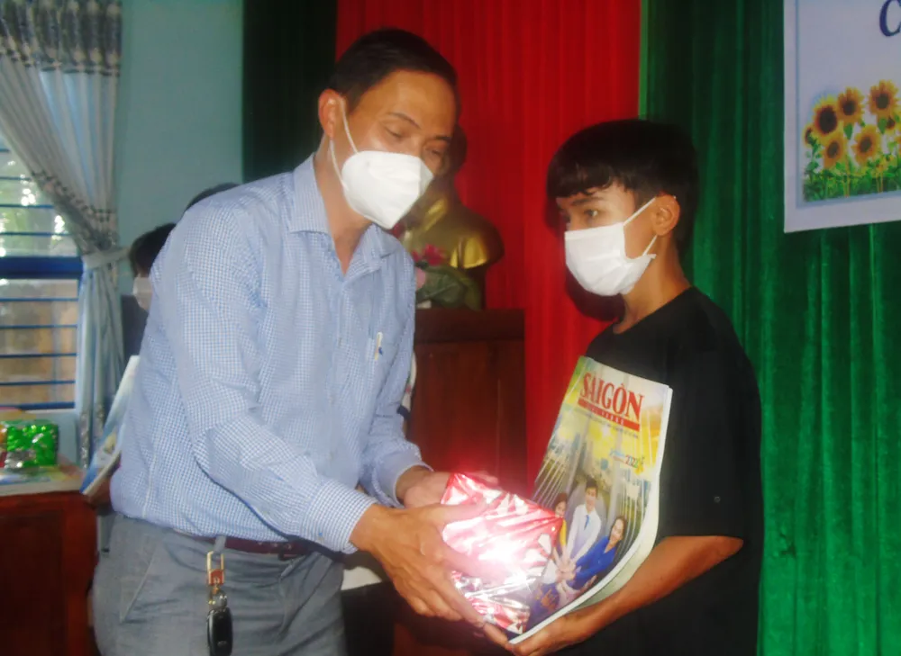 Bình Phước: Trao tặng xe đạp và quà cho học sinh có hoàn cảnh khó khăn ảnh 2