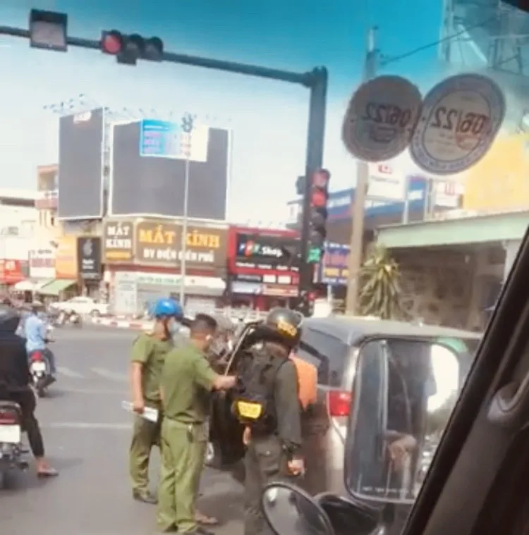 Bắt giữ 12 thanh niên trong vụ hỗn chiến, giải quyết mâu thuẫn bằng súng ảnh 1