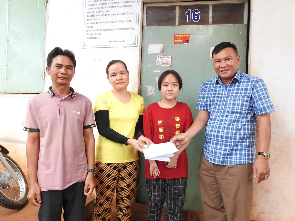 Báo Sài Gòn Giải Phóng và mạnh thường quân trao tặng 22 triệu đồng cho nữ sinh nghèo, khuyết tật ở Bình Phước ảnh 2