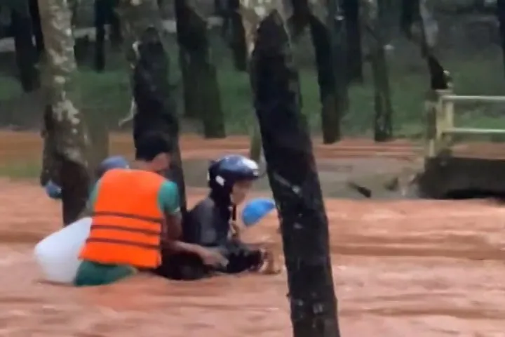 Bình Phước: Dân quân xã cứu dân giữa dòng nước xiết ảnh 2