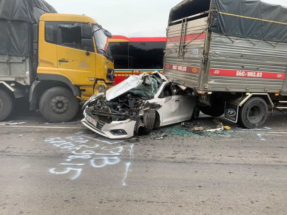 Xe ô tô bị tông nát trên Quốc lộ 1, 4 người bị thương ảnh 1