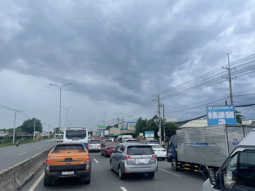 Kẹt xe kéo dài trên quốc lộ 51 ảnh 1
