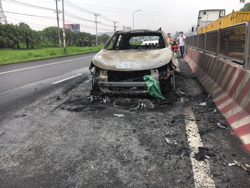 Xe 7 chỗ bốc cháy dữ dội trên Quốc lộ 1 ảnh 1