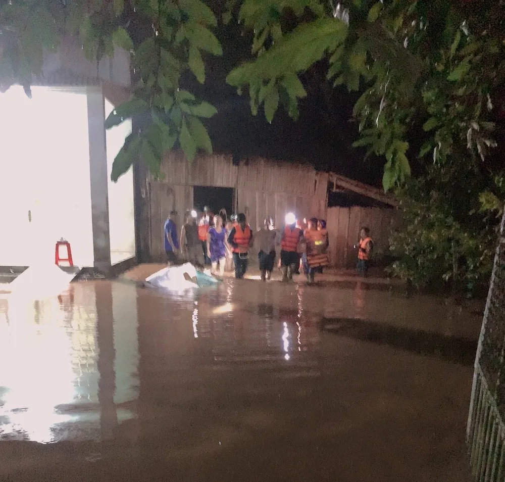 Giải cứu nhiều hộ dân mắc kẹt trong lũ ở Bình Phước ảnh 1