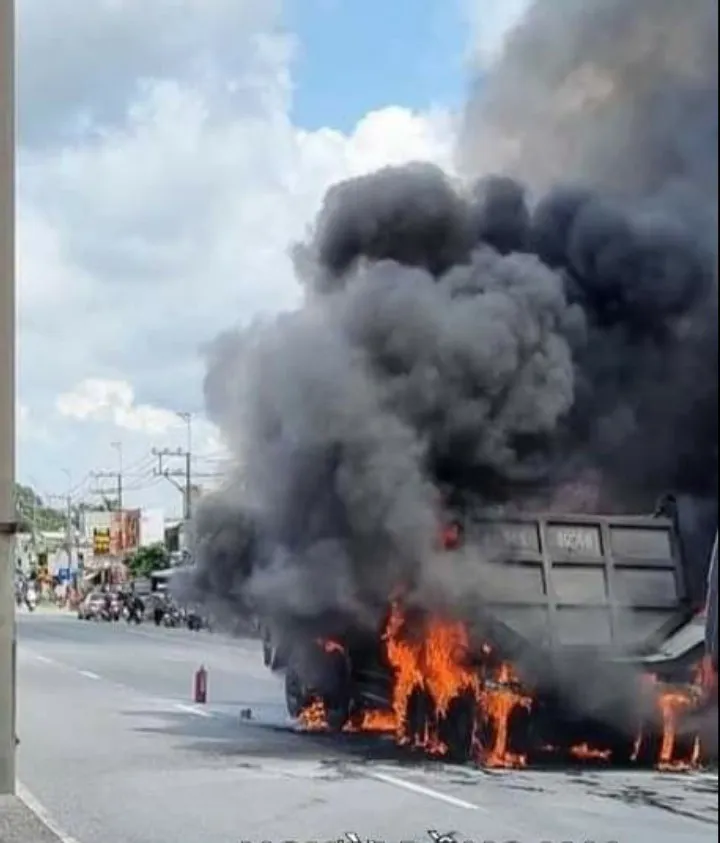 Xe ben cháy rụi trên Quốc lộ 51 ảnh 1