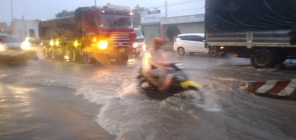 Mưa lớn, Quốc lộ 51 ngập nặng ảnh 2