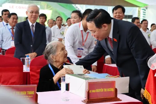 Chủ tịch Quốc hội Vương Đình Huệ dự lễ công bố thành lập thị xã Chơn Thành, tỉnh Bình Phước ảnh 2