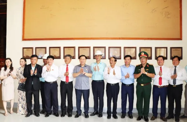 Chủ tịch Quốc hội Vương Đình Huệ dự lễ công bố thành lập thị xã Chơn Thành, tỉnh Bình Phước ảnh 3