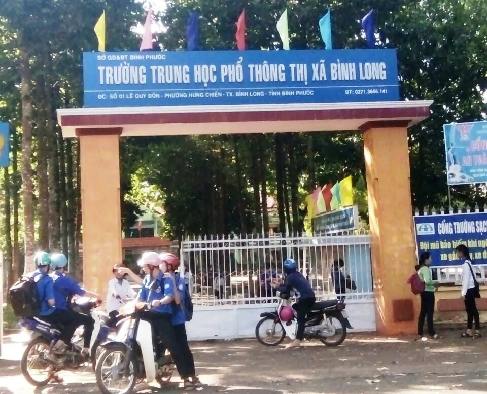 Bình Phước: Điều tra vụ nam sinh lớp 12 bị đánh hội đồng trước cổng trường ảnh 1