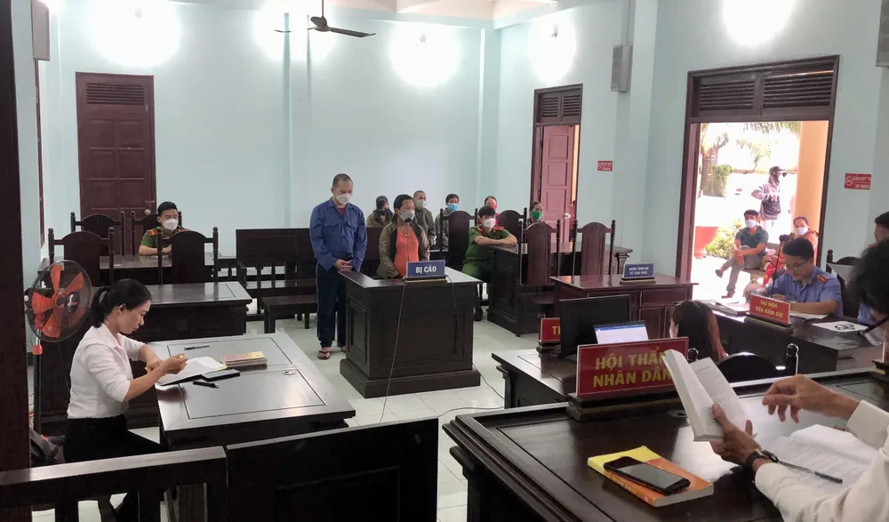 Hành hạ bé gái 7 tuổi, cha dượng lĩnh án 5 năm 6 tháng tù ảnh 1